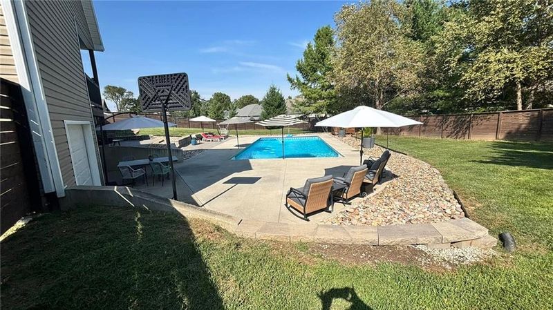 17265 Cortona Dr, St Joseph, MO 64505