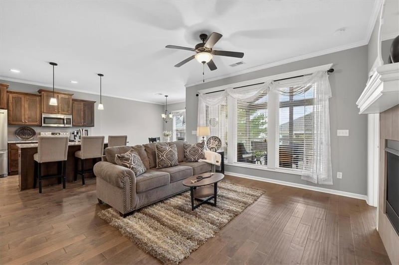 310 Crestview Ct, Raymore, MO 64083