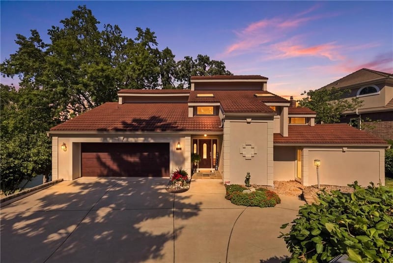212 NW Spruce St, Lee's Summit, MO 64064