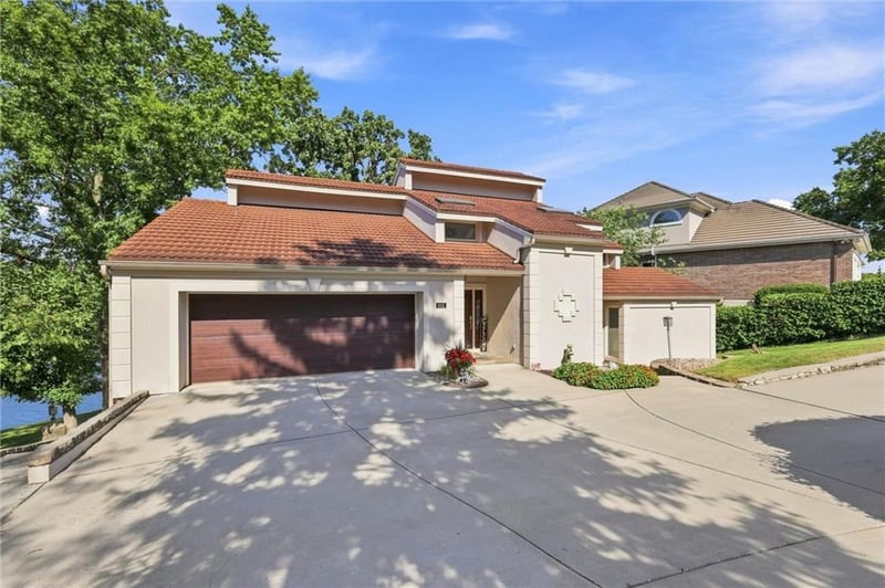 212 NW Spruce St, Lee's Summit, MO 64064