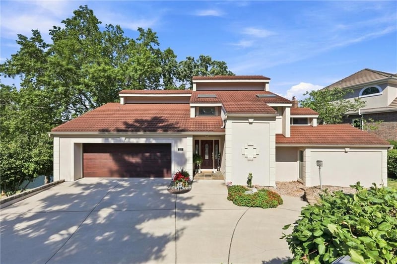 212 NW Spruce St, Lee's Summit, MO 64064