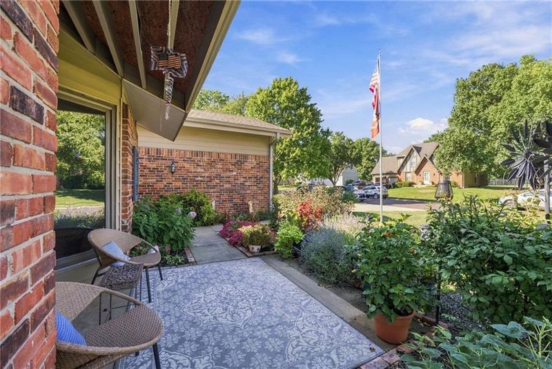 11846 Mackey St, Overland Park, KS 66210