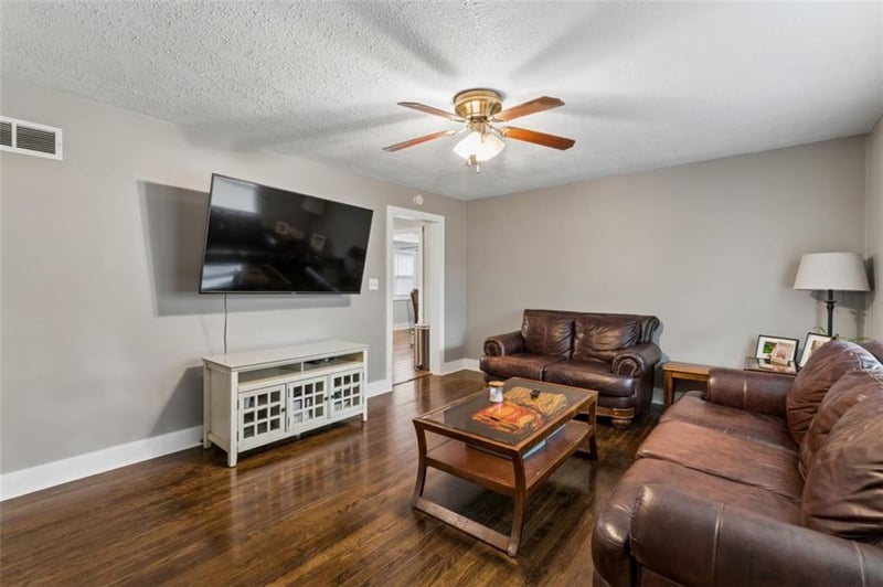 2 Eavey Cir, Harrisonville, MO 64701