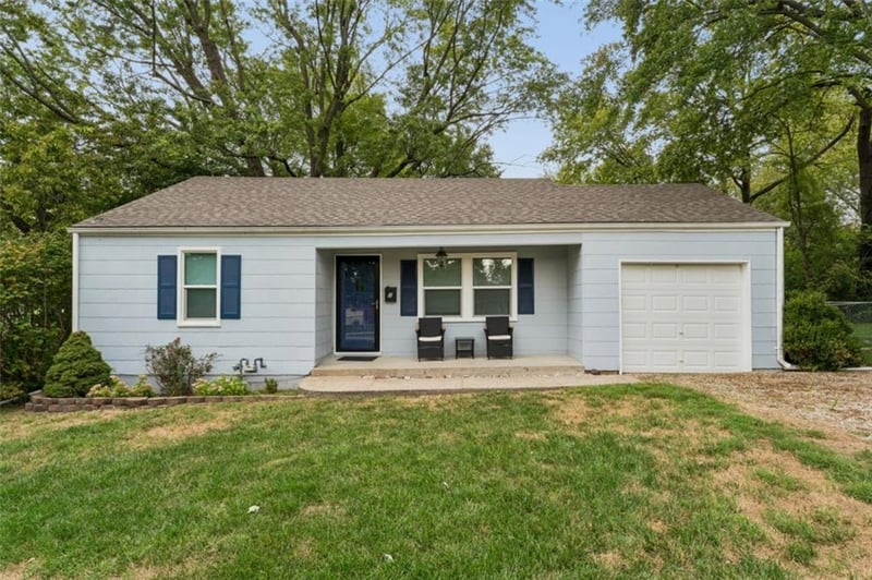 2 Eavey Cir, Harrisonville, MO 64701
