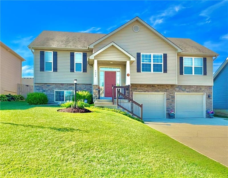 4004 Greywood Ln, St Joseph, MO 64505