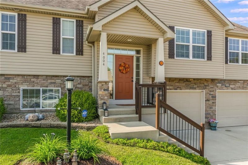 4004 Greywood Ln, St Joseph, MO 64505