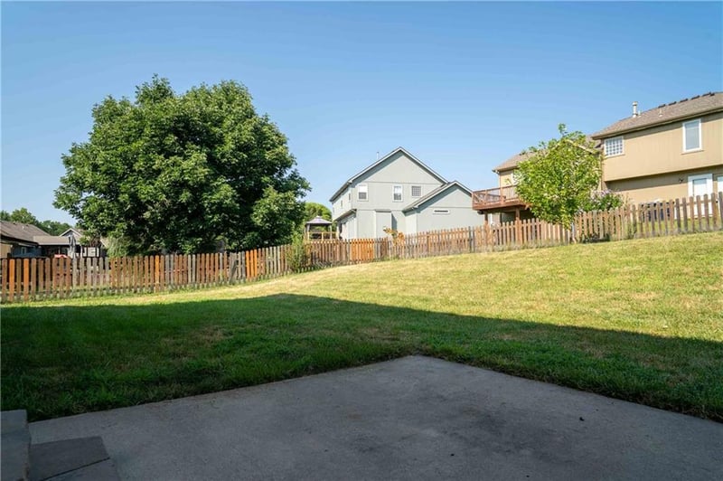 10760 N Laurel Ave, Kansas City, MO 64157