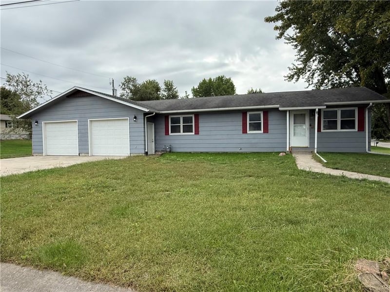 203 Mohawk Ave, Hiawatha, KS 66434