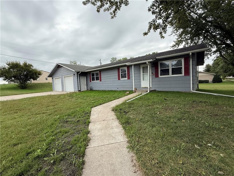 203 Mohawk Ave, Hiawatha, KS 66434