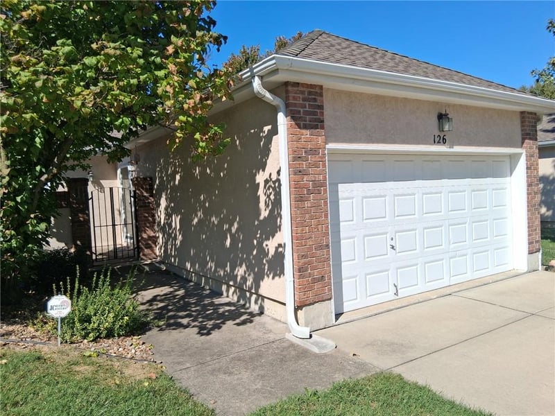 126 SW Hillcrest Ln, Lee's Summit, MO 64063