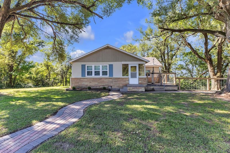 734 Riverview Dr, St Joseph, MO 64503