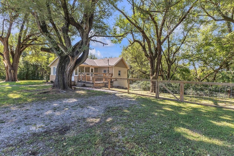 734 Riverview Dr, St Joseph, MO 64503