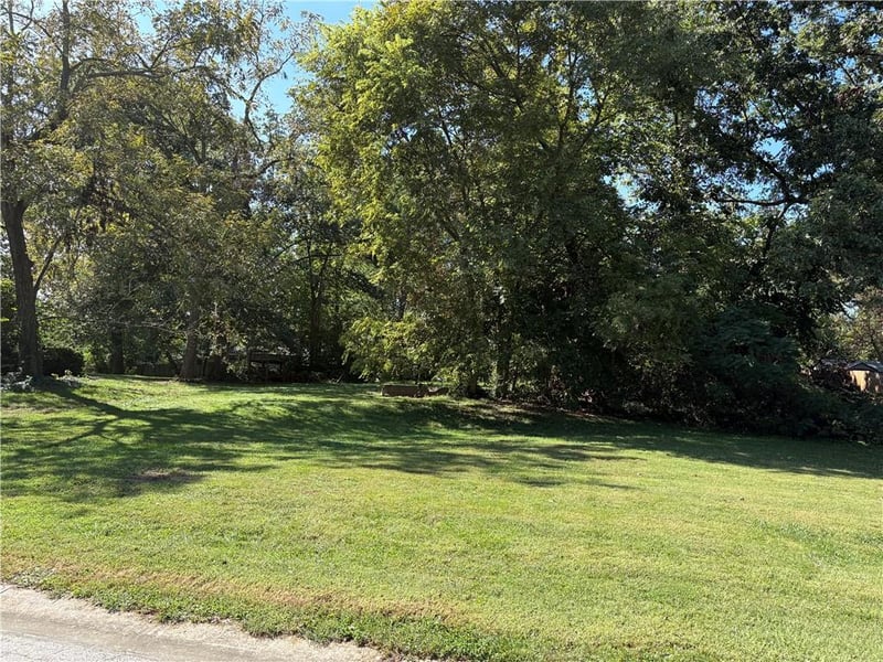 900 Halsey Cir S, Harrisonville, MO 64701