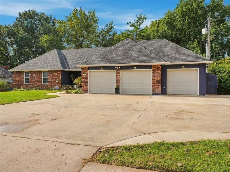 615 Nashua Rd, Liberty, MO 64068