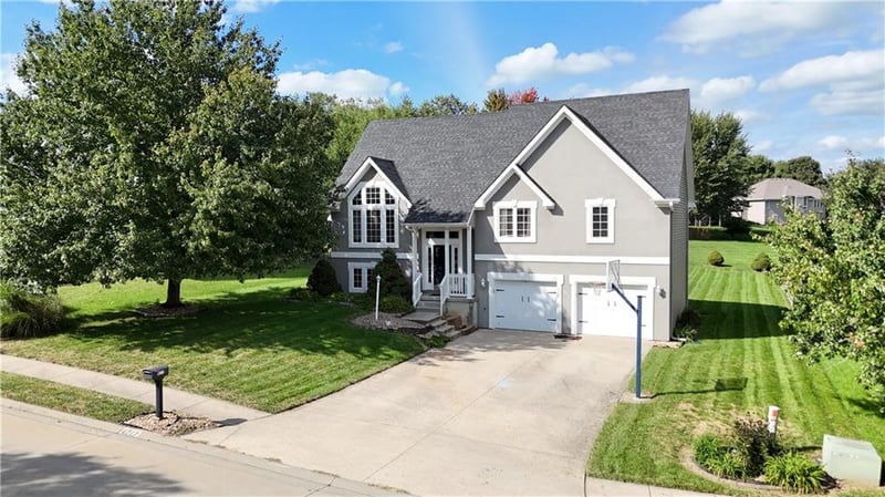 4217 N Devonshire Dr, St Joseph, MO 64506