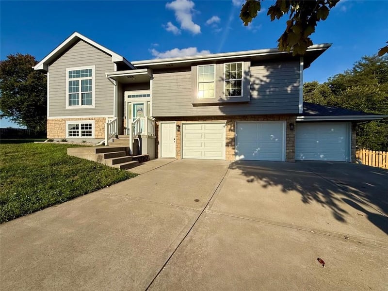 2302 Woodland Cir, Kearney, MO 64060
