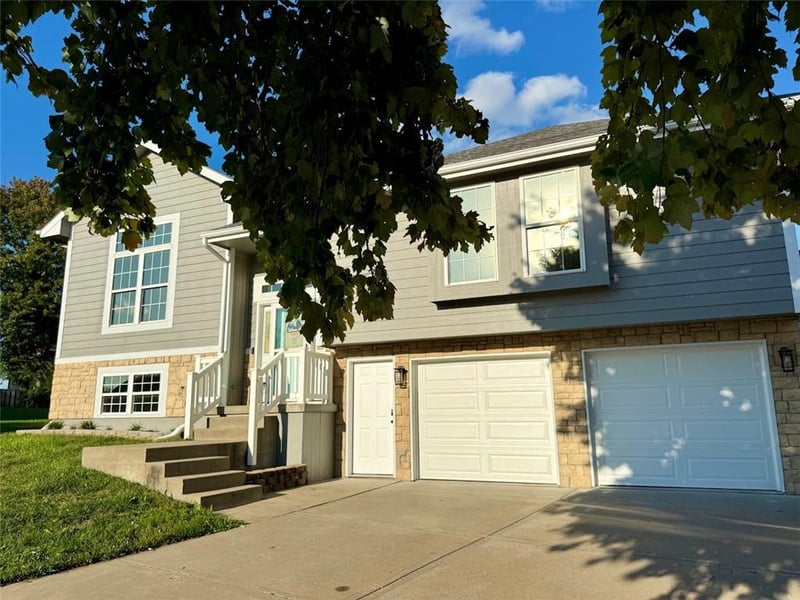 2302 Woodland Cir, Kearney, MO 64060