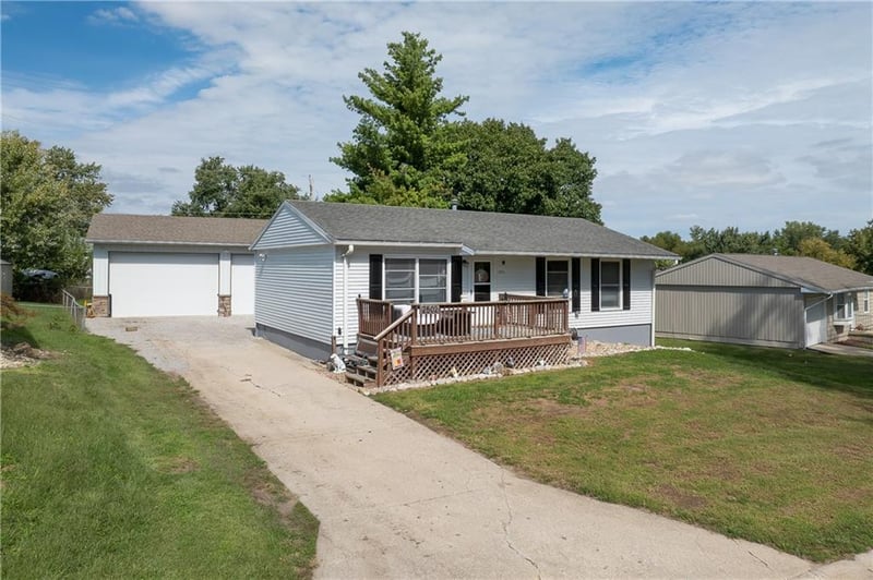 2502 Evergreen Ln, St Joseph, MO 64503
