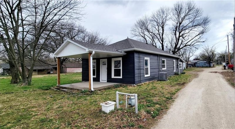 615 N Oak St, Iola, KS 66749
