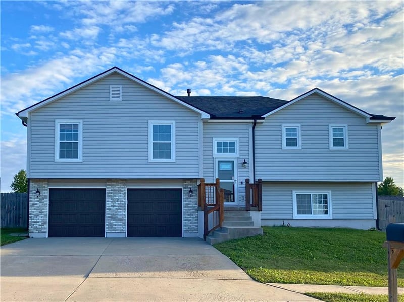 601 SW Tisha Ln, Grain Valley, MO 64029