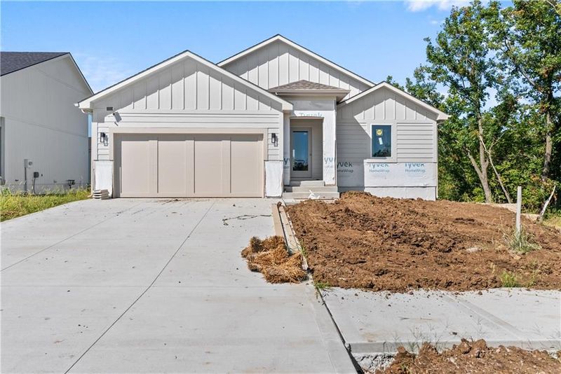 2002 SE Oak Ridge Dr, Oak Grove, MO 64075
