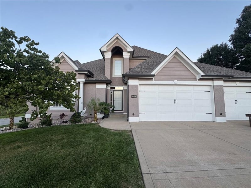 10429 N Lawn Ave, Kansas City, MO 64156