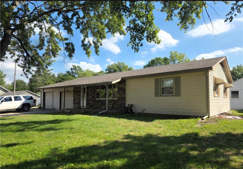 206 E 11th St, Ottawa, KS 66067