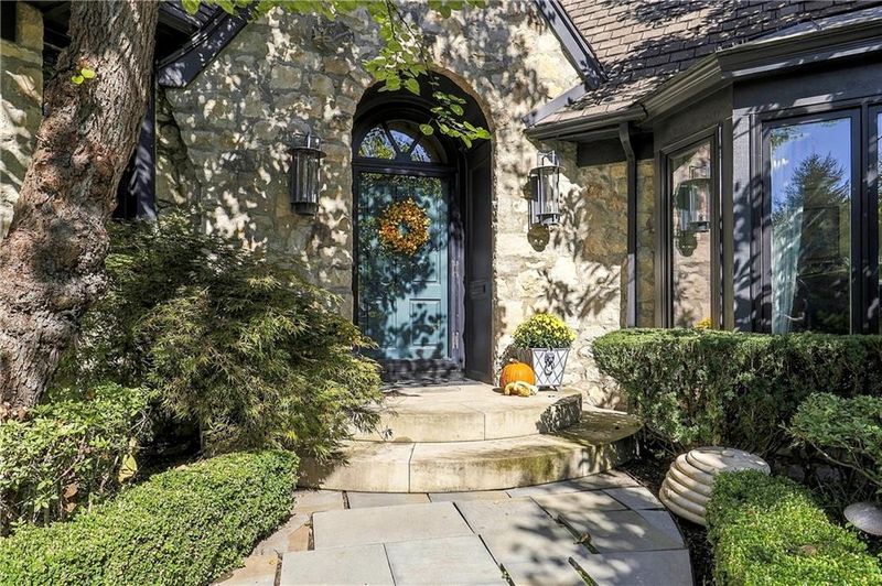5300 Sunset Dr #1, Kansas City, MO 64112