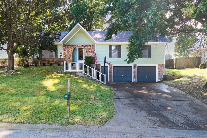 118 South 3rd Ct, Lansing, KS 66043