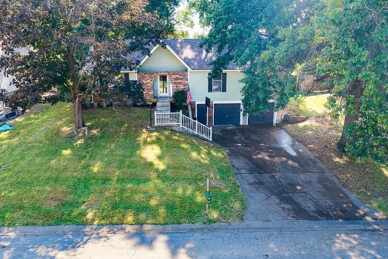 118 South 3rd Ct, Lansing, KS 66043