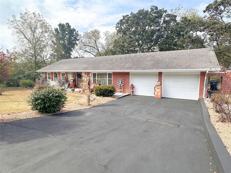 837 Woodlawn Dr, Warsaw, MO 65355