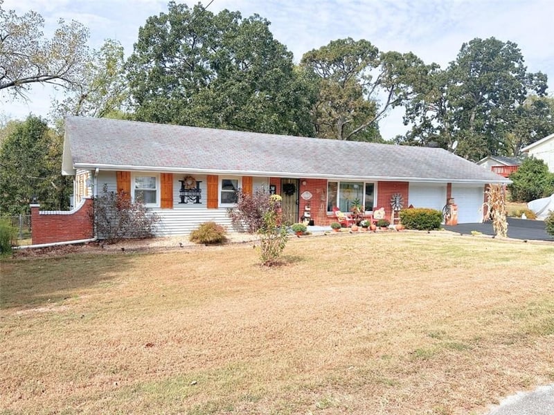 837 Woodlawn Dr, Warsaw, MO 65355