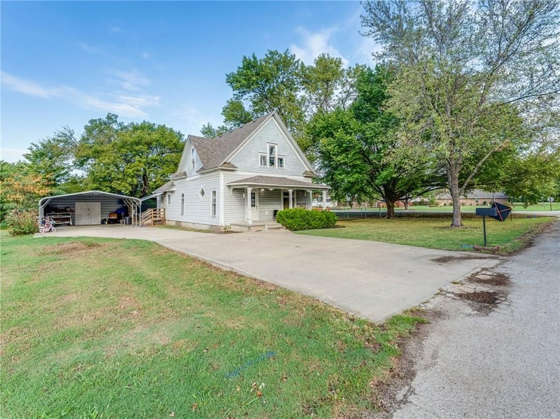 113 N Bradley St, Caney, KS 67337