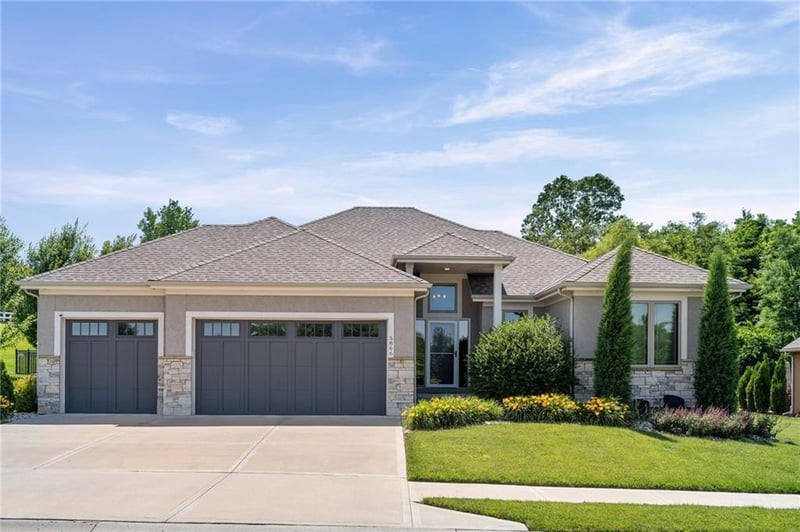5866 S National Dr, Parkville, MO 64152