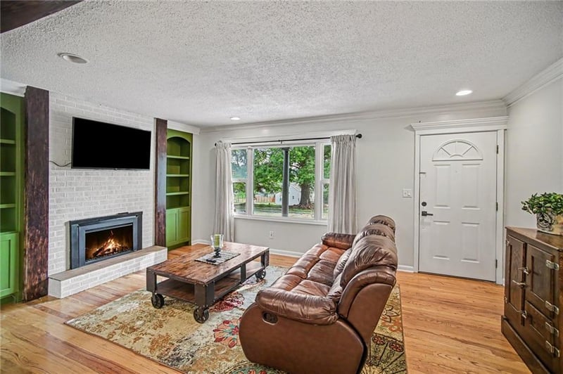 6738 N Madison Ave, Kansas City, MO 64118