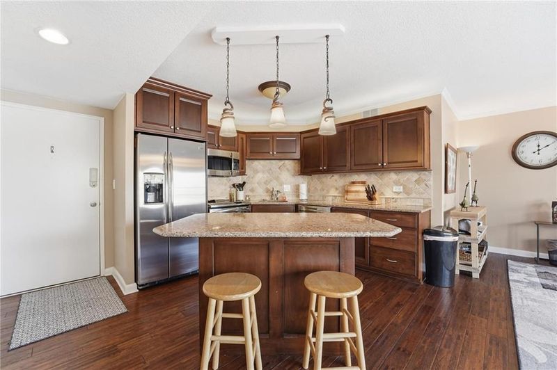 310 W 49th St #201, Kansas City, MO 64112
