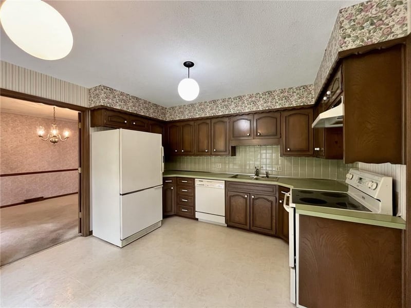 14908 E 33rd St S, Independence, MO 64055