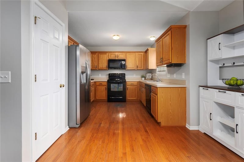 625 Midjay Dr, Liberty, MO 64068