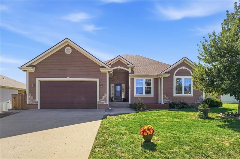1301 SW 7th St, Oak Grove, MO 64075