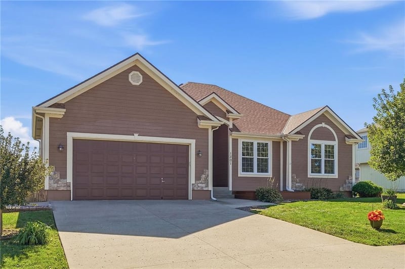 1301 SW 7th St, Oak Grove, MO 64075