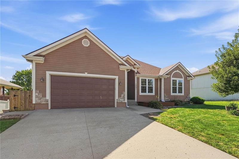 1301 SW 7th St, Oak Grove, MO 64075