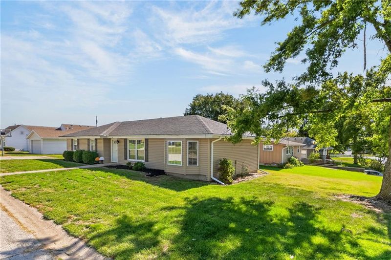 301 2nd St, Smithville, MO 64089