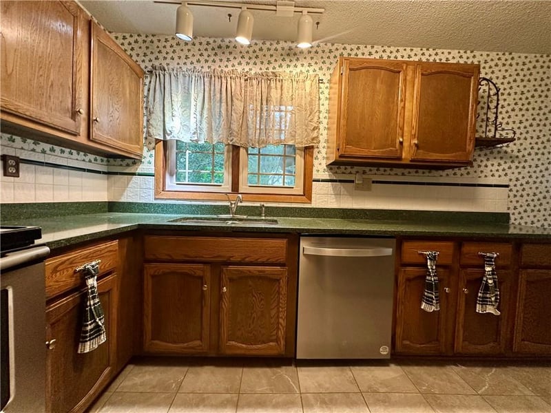 140 White Ridge Dr, Maryville, MO 64468