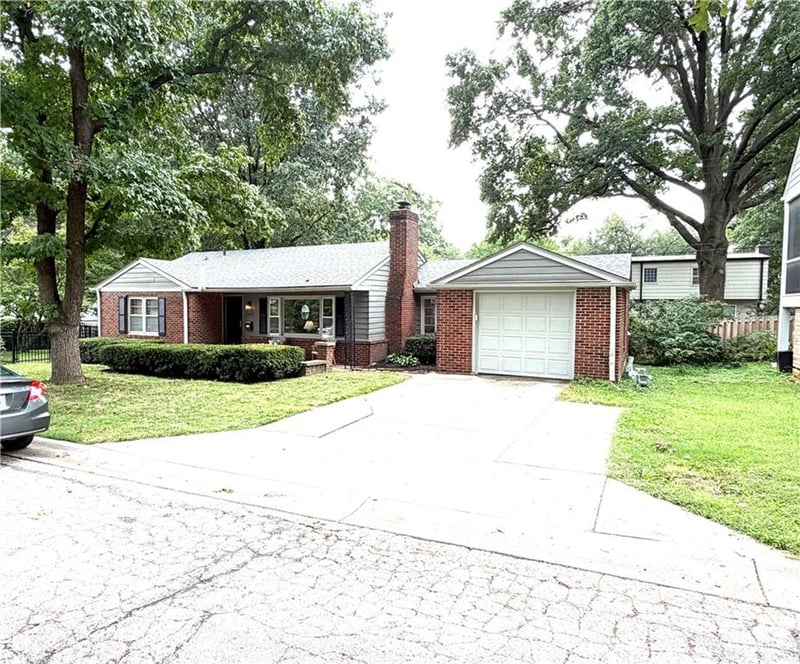 2525 W 50th Ter, Westwood, KS 66205