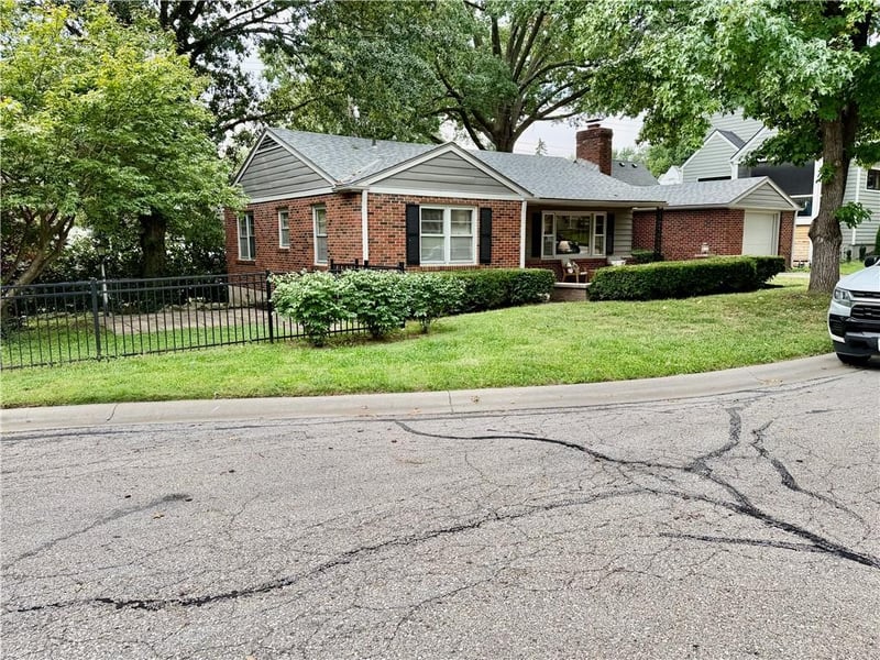 2525 W 50th Ter, Westwood, KS 66205