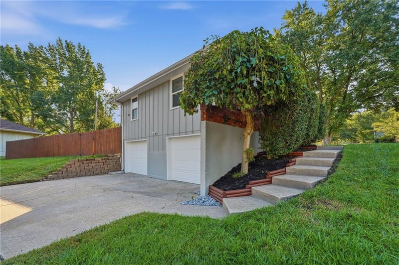 924 SW Speas Dr, Blue Springs, MO 64014