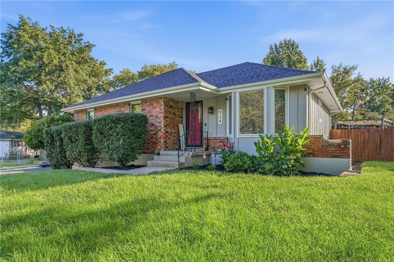 924 SW Speas Dr, Blue Springs, MO 64014