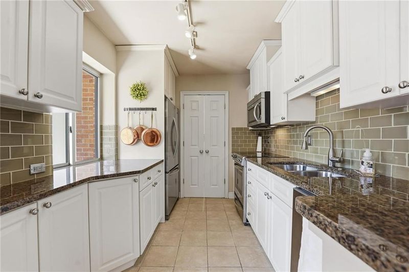 310 W 49 St S #304, Kansas City, MO 64112