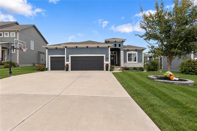 4410 SW Amethyst Dr, Lee's Summit, MO 64082