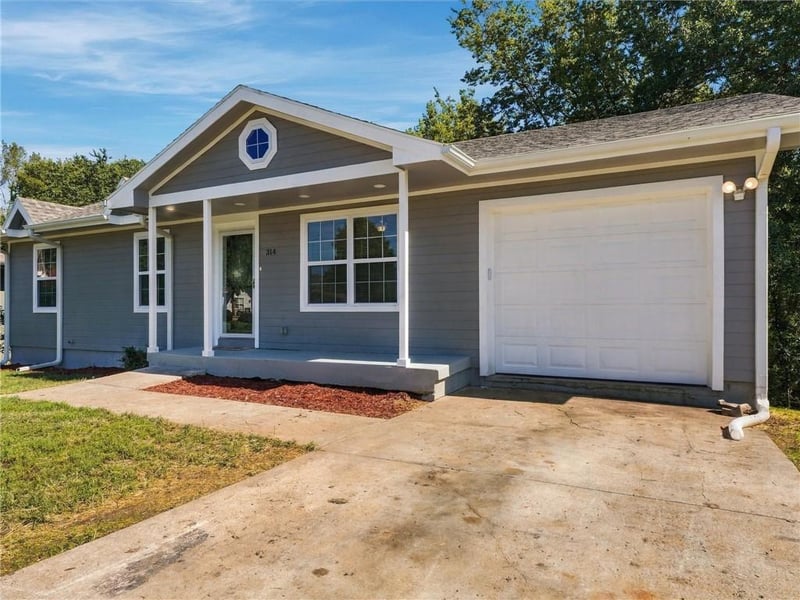 314 E 17th St, Kearney, MO 64060